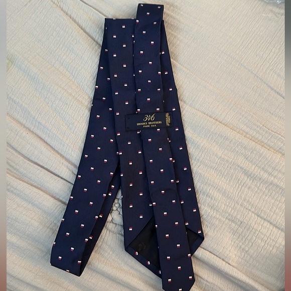 346 Brooks Brothers Navy and Red Silk Tie - Picture 2 of 2